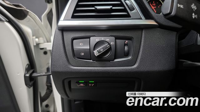 BMW 3-Series 2018 — photo 17