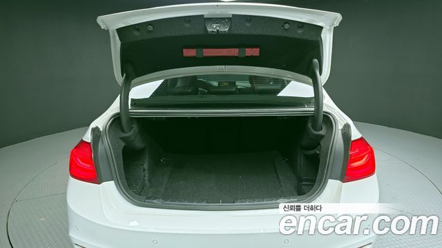 BMW 3-Series 2018 — photo 20