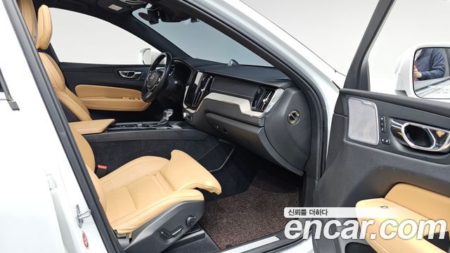 Volvo XC60 2019 — photo 11