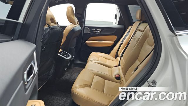 Volvo XC60 2019 — photo 12