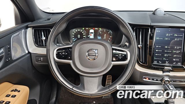 Volvo XC60 2019 — photo 13