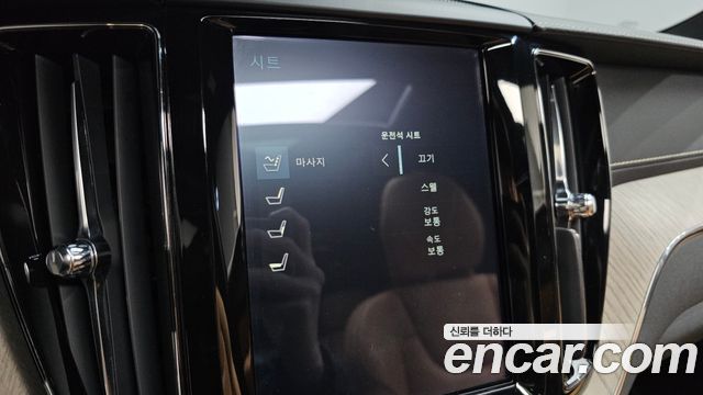 Volvo XC60 2019 — photo 17