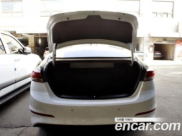 Hyundai AVANTE 2018 — photo 18