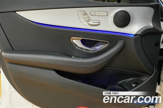 Mercedes-Benz E-Class 2021 — photo 18