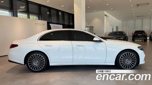 Mercedes-Benz E-Class 2025 — photo 9