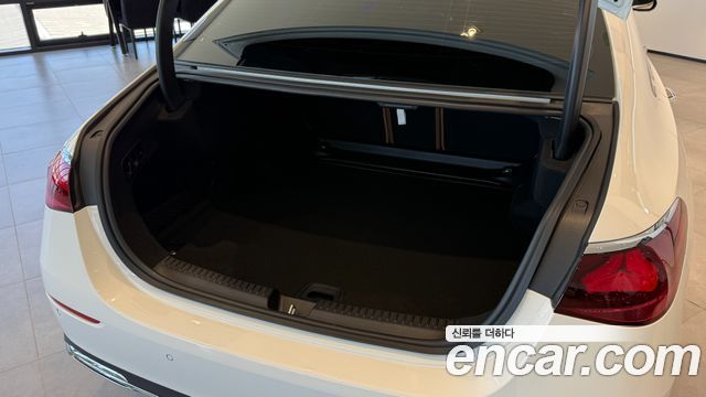 Mercedes-Benz E-Class 2025 — photo 10