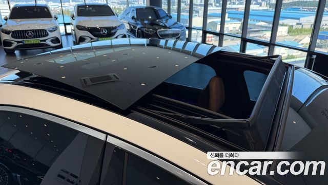 Mercedes-Benz E-Class 2025 — photo 11