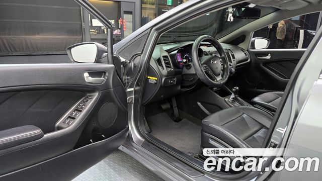 Kia K3 2015 — photo 11