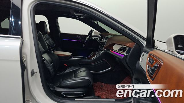 Lincoln Continental 2017 — photo 11