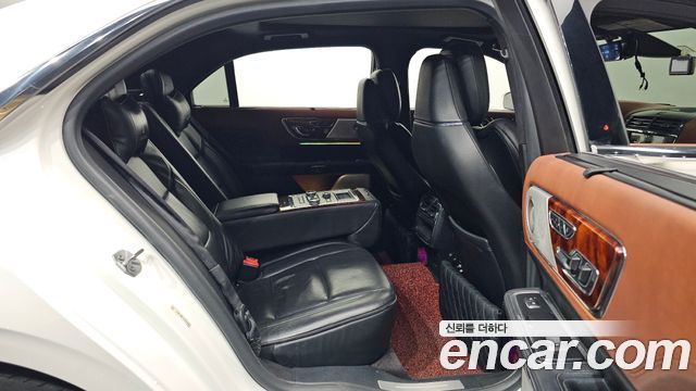 Lincoln Continental 2017 — photo 12