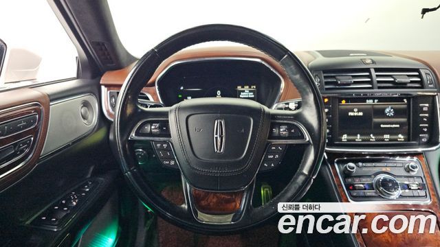Lincoln Continental 2017 — photo 13