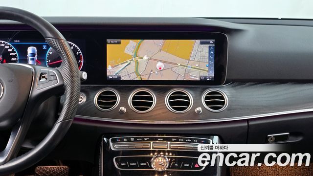 Mercedes-Benz E-Class 2018 — photo 14