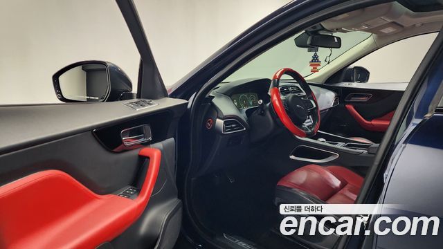 Jaguar F-PACE 2017 — photo 10