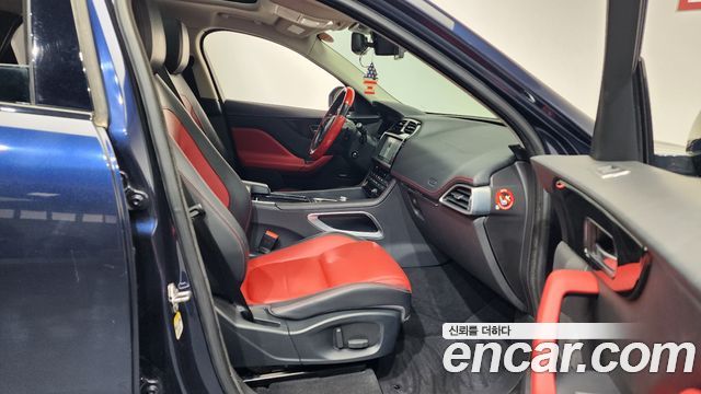 Jaguar F-PACE 2017 — photo 11