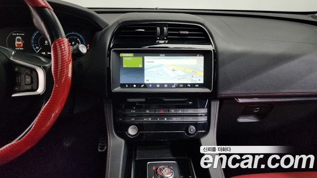 Jaguar F-PACE 2017 — photo 14