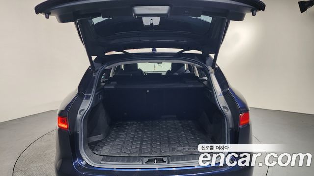 Jaguar F-PACE 2017 — photo 20