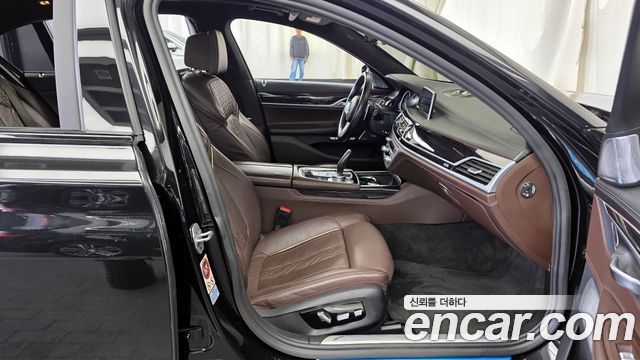 BMW 7-Series 2017 — photo 11