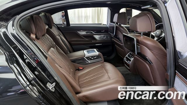 BMW 7-Series 2017 — photo 12