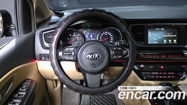 Kia Canival 2015 — photo 13