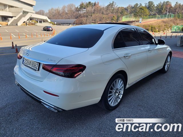 Mercedes-Benz E-Class 2022 — photo 2