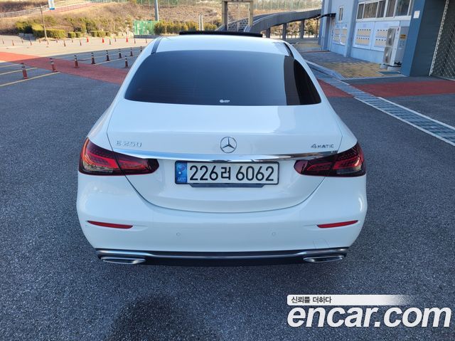 Mercedes-Benz E-Class 2022 — photo 4