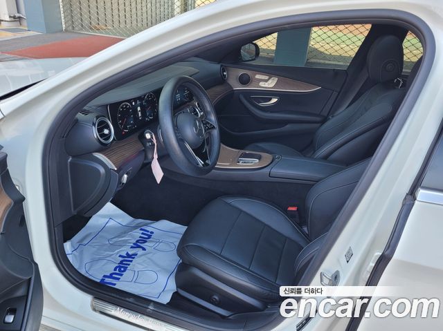 Mercedes-Benz E-Class 2022 — photo 10