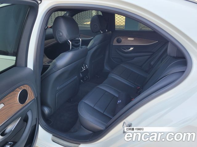 Mercedes-Benz E-Class 2022 — photo 11
