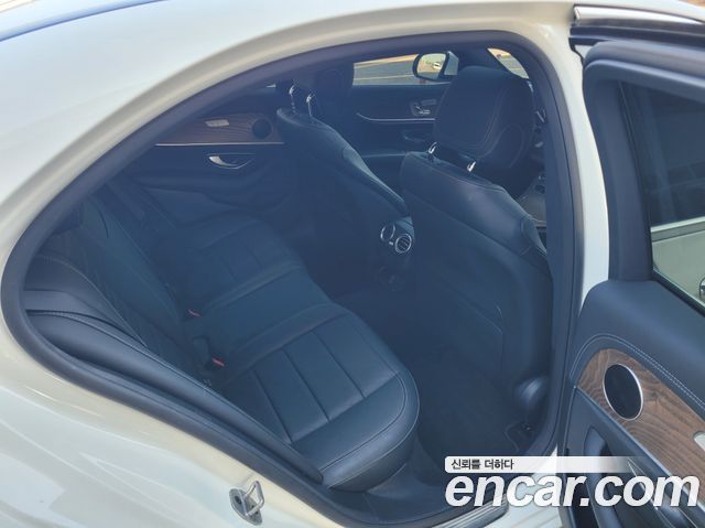 Mercedes-Benz E-Class 2022 — photo 12