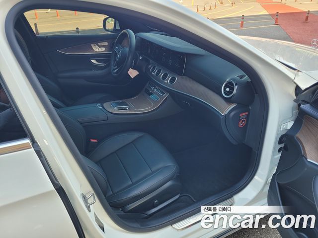 Mercedes-Benz E-Class 2022 — photo 13