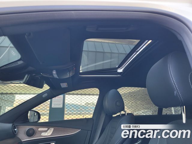Mercedes-Benz E-Class 2022 — photo 14