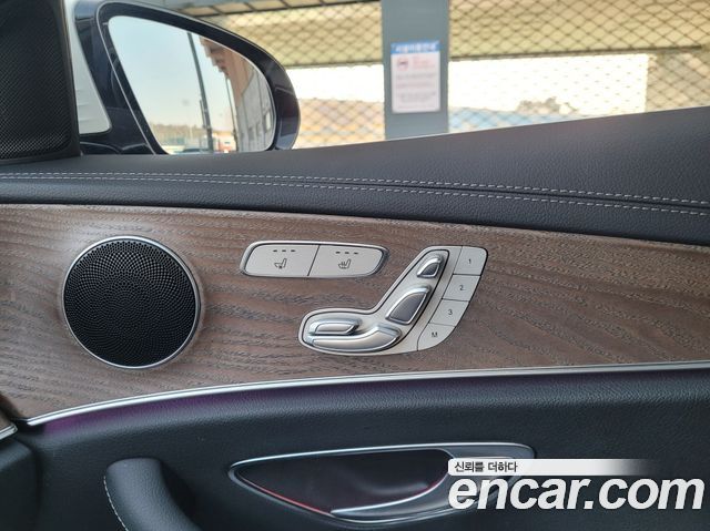 Mercedes-Benz E-Class 2022 — photo 15