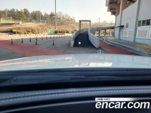 Mercedes-Benz E-Class 2022 — photo 16