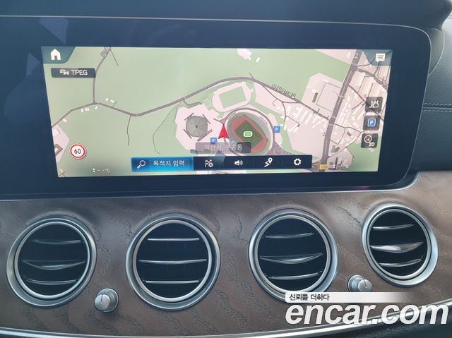 Mercedes-Benz E-Class 2022 — photo 18