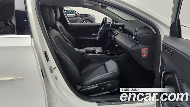 Mercedes-Benz A-Class 2020 — photo 11