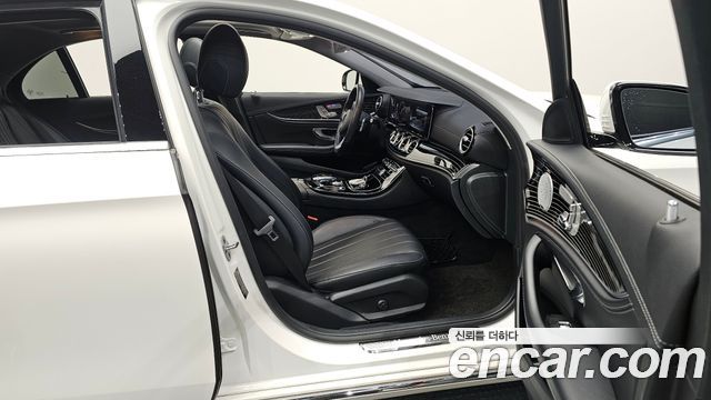 Mercedes-Benz E-Class 2018 — photo 11