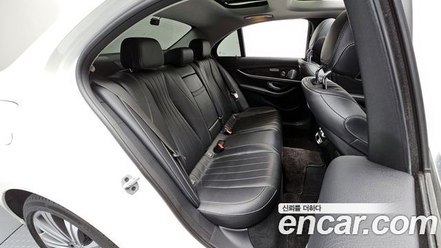 Mercedes-Benz E-Class 2018 — photo 12