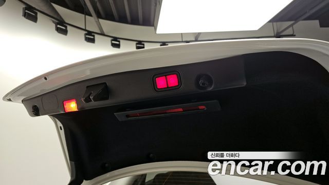 Mercedes-Benz E-Class 2018 — photo 20