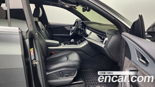 Audi Q8 2020 — photo 11