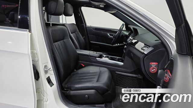 Mercedes-Benz E-Class 2014 — photo 11