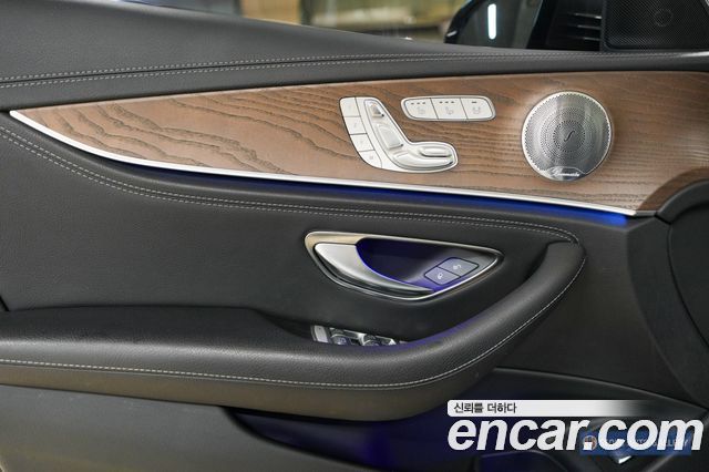 Mercedes-Benz E-Class 2019 — photo 17