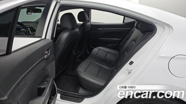 Hyundai AVANTE 2018 — photo 11