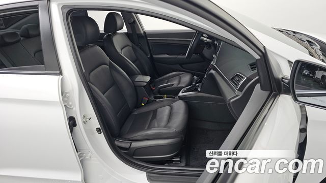 Hyundai AVANTE 2018 — photo 12