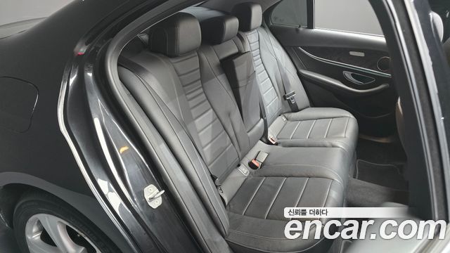 Mercedes-Benz E-Class 2018 — photo 12
