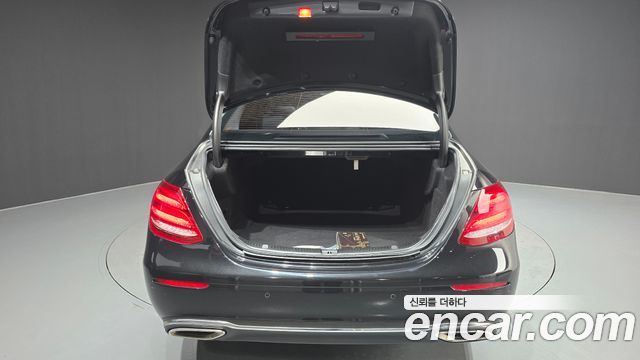 Mercedes-Benz E-Class 2018 — photo 20