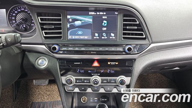 Hyundai AVANTE 2019 — photo 16