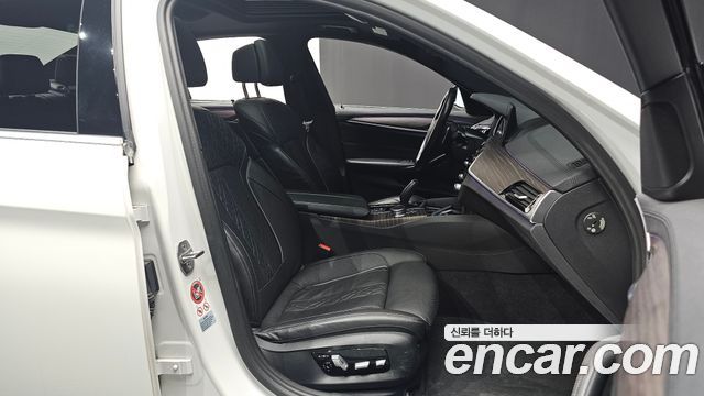 BMW 5-Series 2018 — photo 10