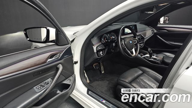 BMW 5-Series 2018 — photo 11