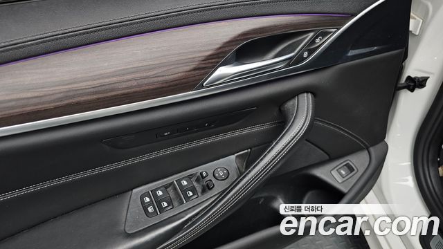 BMW 5-Series 2018 — photo 17