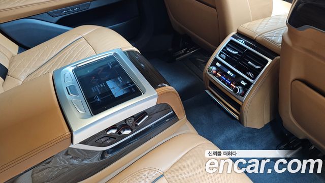 BMW 7-Series 2020 — photo 18