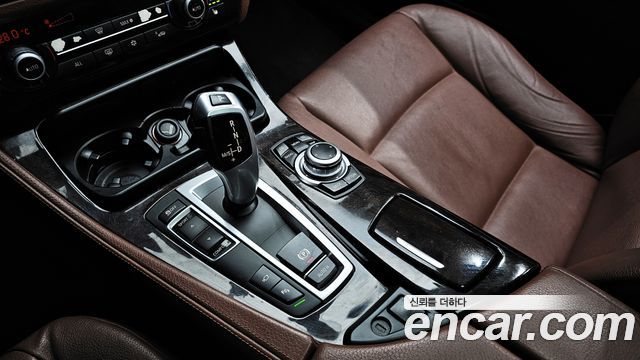 BMW 5-Series 2012 — photo 9